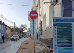 «Разбила голову в кровь»: опасный дорожный знак травмирует пешеходов в Воронеже