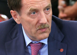 Бывший воронежский губернатор сильно поскользнулся на мусорной куче