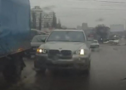 В Воронеже сняли на видео, как мажор со спецсигналами прёт по встречке