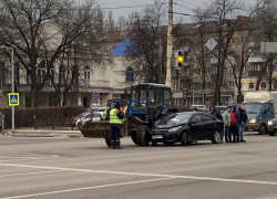 ДТП с трактором коммунальщиков спровоцировало пробку в центре Воронежа