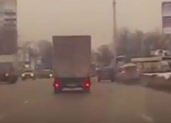Воронежец улетел на машине в сугроб, когда его подрезало другое авто, и попал на видео