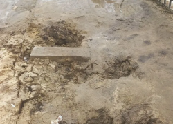 Зима прошла, а яма осталась: узкий тротуар у школы №101 превратился в зону риска