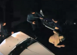 Мужчина лихо расправился с двумя оппонентами в уличной драке в Воронеже