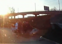 Полицейские объяснили переворот машины на съезде с воронежского моста 