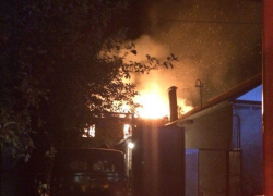 В Воронеже в нежилом доме на пожаре обрушилась крыша 