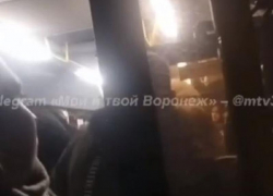 Жёсткое избиение мужчины подростками в автобусе попало на видео в Воронеже
