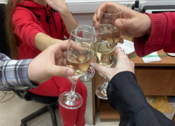 Шесть бутылок шампанского украл воронежец, чтобы «догнаться» после пьянки 