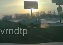 Маневр иномарки, спровоцировавший разборку водителей, сняли в Воронеже