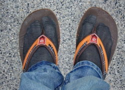 В Воронеже мужчина вооруженный ножом пытался украсть из магазина сланцы