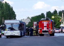 Пассажирский автобус загорелся на дороге в Воронеже – опубликовано видео