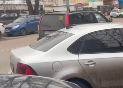 Родители детей с ОВЗ пожаловались на парковочный дефицит у реабилитационного центра в Воронеже  