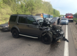 Под Воронежем водитель дорогого внедорожника с грудным ребенком попал в сильное ДТП с фурой