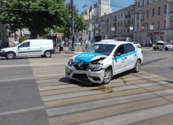 Улица в центре Воронежа встала намертво: автомобиль пультовой охраны попал в ДТП и загородил полосу 