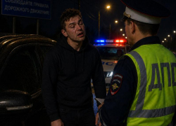 Пьяный автомобилист сорвал с полицейского погон и ударил в лицо в Воронежской области