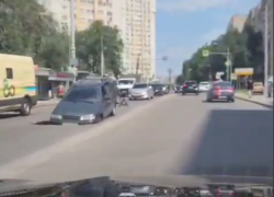  Дыра «слопала» автомобиль на ямочной улице в Воронеже 