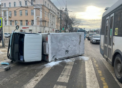 Появились подробности ДТП с фургоном, перегородившем дорогу в центре Воронежа