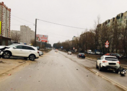 В дорогом ДТП с Kia и Infiniti пострадала женщина в Воронеже 