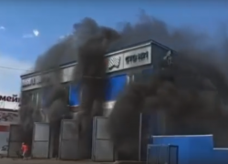 Завораживающий пожар станции техобслуживания сняли на видео в Воронежской области