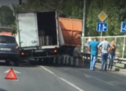 В Воронеже легковушка и МАЗ зажали грузовик с пивом