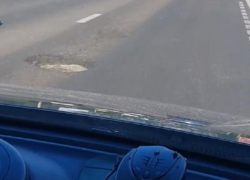 Подстерегающие водителей опасности сняли на видео на Вогрэссовском мосту в Воронеже