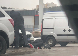 Мужчина неожиданно скончался у гипермаркета в Воронеже