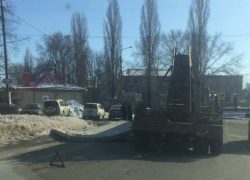 Бетонная плита рухнула с МАЗа на проезжую часть в Воронеже