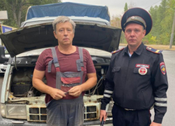 Дымящуюся на ходу «Газель» потушили полицейские в Воронеже
