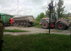 Под Воронежем водитель КамАЗа протаранил поезд и погиб