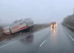 На трассе под Воронежем фура супермаркета «Магнит» улетела в кювет и попала на видео