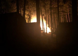 Горящую под Воронежем турбазу сняли на видео