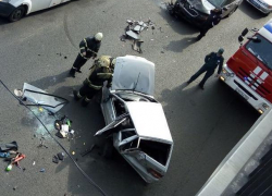 Опубликованы жуткие фото ДТП с перевернутой машиной в Воронеже