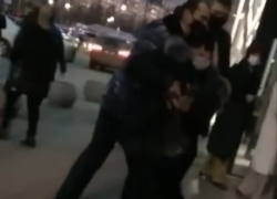 Охранники ТЦ устроили потасовку с женщиной за украденные трусы в Воронеже