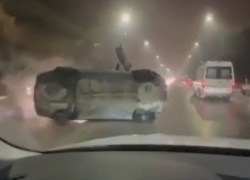 Перевернутая посреди дороги Lada попала на видео в Воронеже 