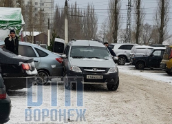 Глупое ДТП на парковке у елочного базара сфотографировали в Воронеже