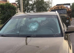 В Воронеже бревно прилетело в лобовое стекло Audi Q3