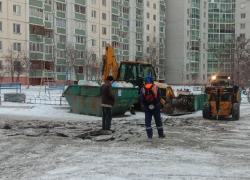 Долбежкой фекального льда занялись коммунальщики на Шишкова в Воронеже