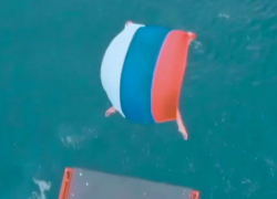 Невероятный прыжок с российским триколором совершил воронежский хай-дайвер