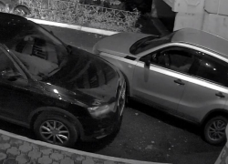 Опубликовано видео побега после тарана машины в воронежском дворе