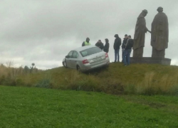 Непонятное ДТП у памятника Петру и Февронии сняли на фото в Воронеже 