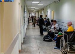 Пожилая пассажирка попала в больницу после резкого маневра маршрутчика в центре Воронежа 