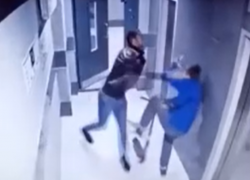 Жестокое избиение ребенка мужчиной в подъезде попало на видео в Воронеже