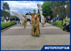 Парад уличных театров в «Алых парусах» открыл Платоновфест-2026 в Воронеже