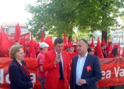 Олег Пахолков принял участие в первомайской демонстрации в Кишинёве (ФОТО)