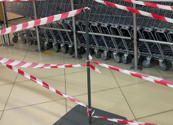 Пьяный водитель врезался в иномарку и сбил двух человек на парковке воронежского гипермаркета