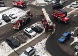 Пожар в многоэтажке напротив воронежского ТЦ сняли на видео