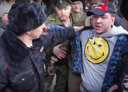 «Полиция! Убивают!» - кричали на митинге в Воронеже, пока чиновники пытались сбить явку 