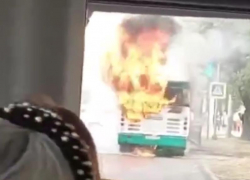 Охваченный огнем пассажирский автобус сняли на видео в Воронеже 