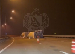 Опубликовано видео с перевернувшимися бетономешалками на трассе под Воронежем