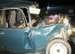 Водитель ВАЗа скончался после столкновения с припаркованной фурой под Воронежем