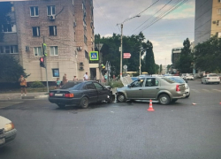 Двое мужчин и женщина пострадали в столкновении иномарок в Воронеже
